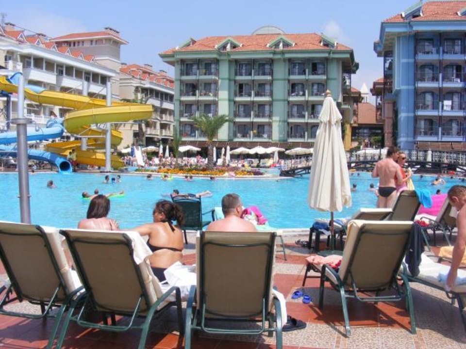 Blick vom Pool auf die Hotelgebäude Hotel Turan Prince