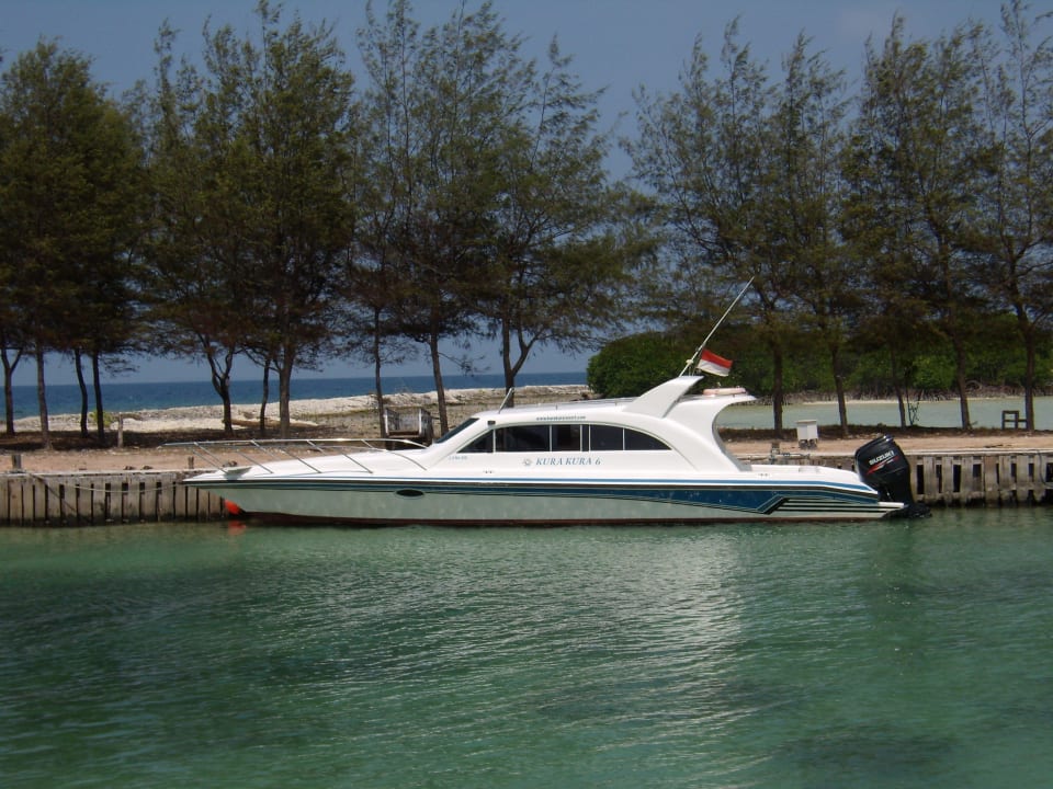 Eines der Hotellboote Kura Kura Resort