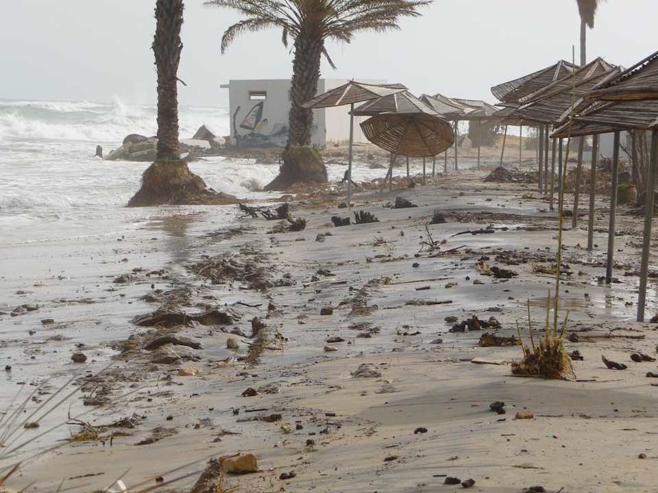 Strand nach starkem Wellengang Royal Lido Resort & Spa