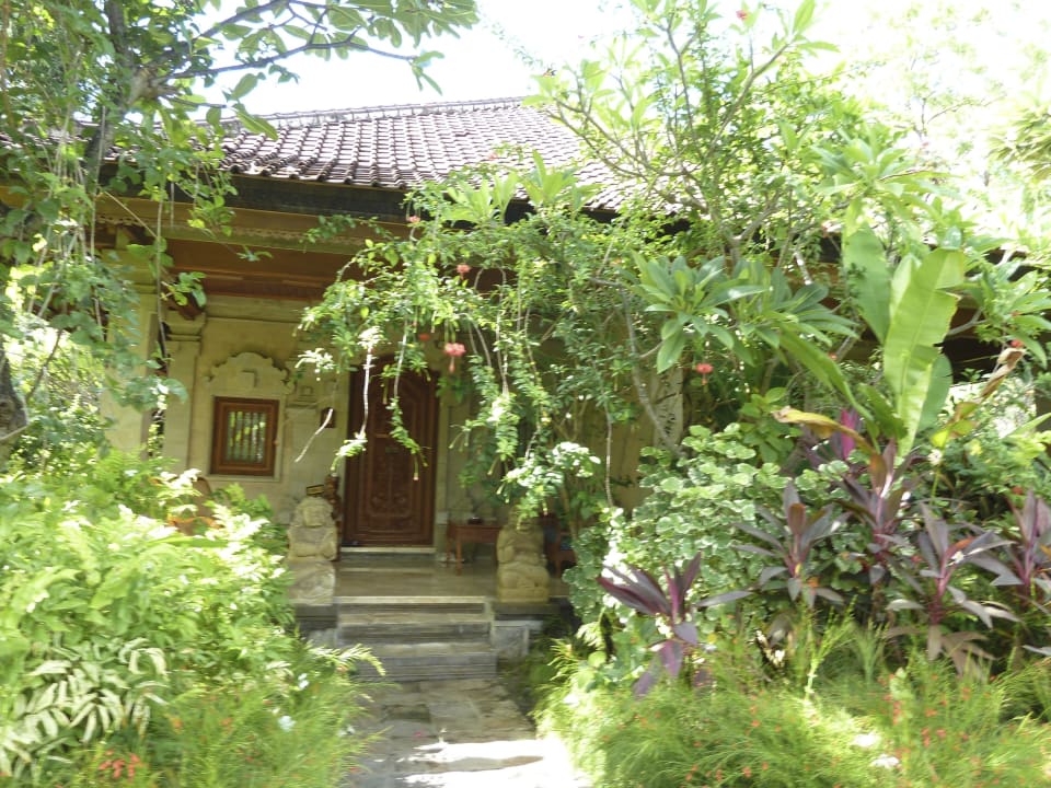 Bungalow von außen Hotel Matahari Beach Resort & Spa