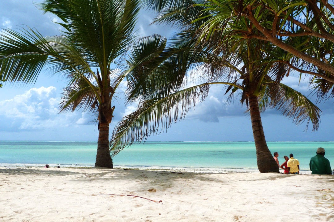 Ausblick von den Liegen am Strand Neptune Pwani Beach Resort & Spa