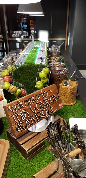 Lobby Ibis London Heathrow Airport