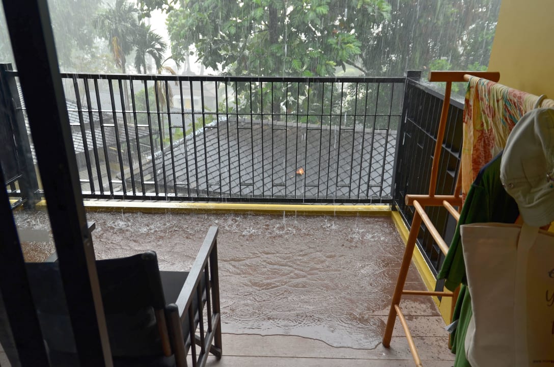 Ein Gewitterregen geht nieder Moracea by Khao Lak Resort