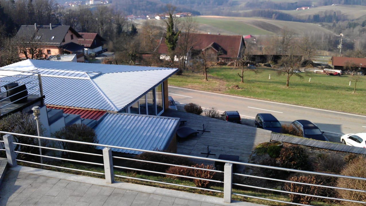 Blick auf Parkplatz und Hallenbad Thula Wellnesshotel Bayerischer Wald