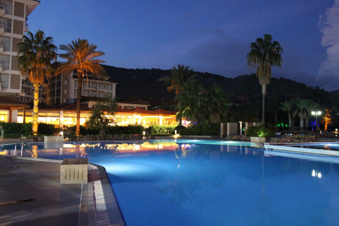 Бассейн, главный ресторан Akka Alinda Hotel