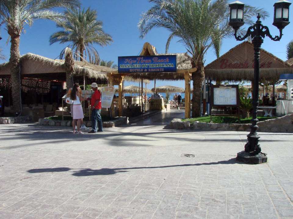 Eingang zu Strand Le Mirage New Tiran