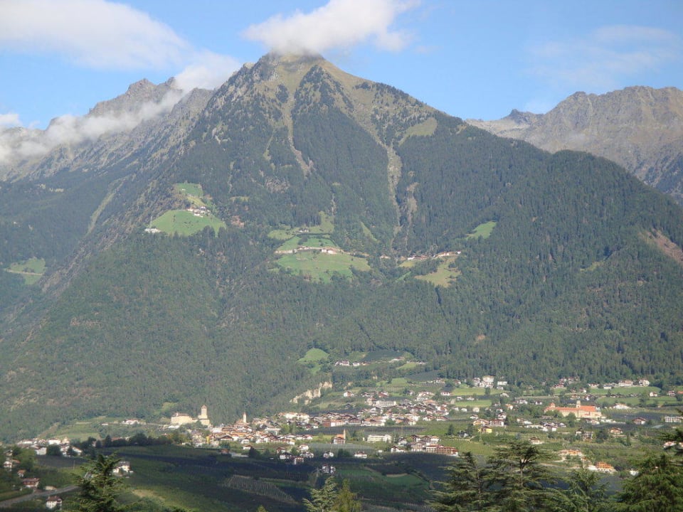 Blick auf Meran und Mutspitze Pension Appartements Riedingerhof