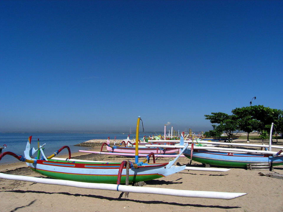 Auslegerboote am Strand rechts vom Puri Santrian Puri Santrian