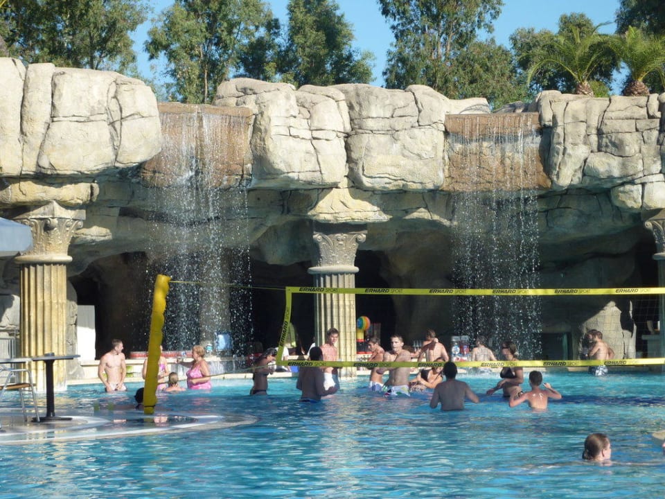 Volleyball im Pool Monachus Family Resort Sorgun