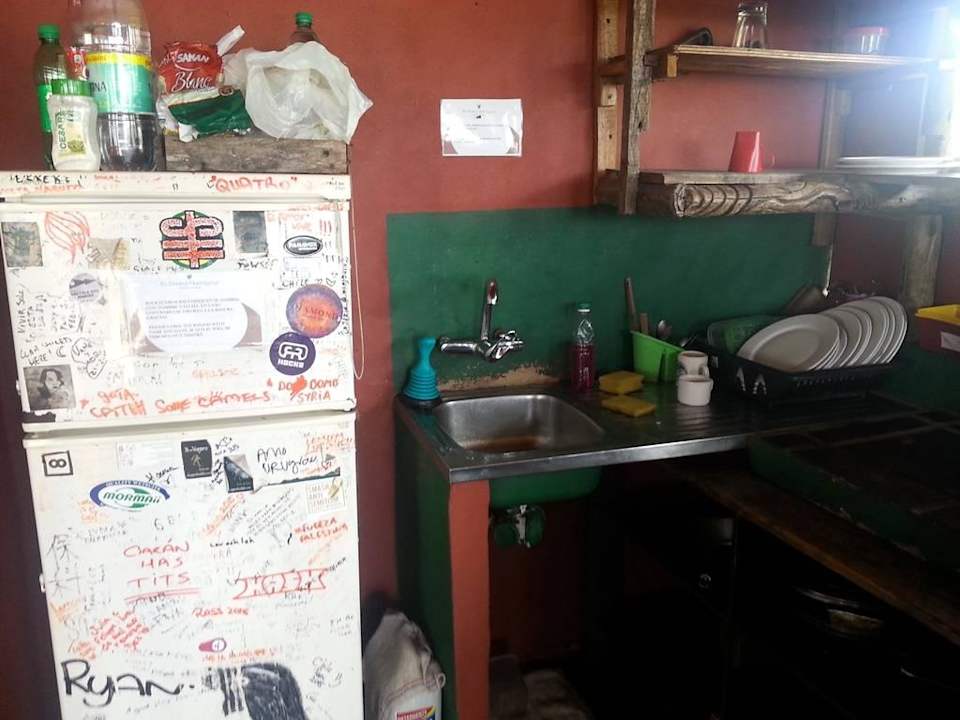 Раковина, где все моют посуду после завтрака El Diablo Tranquilo Hostel