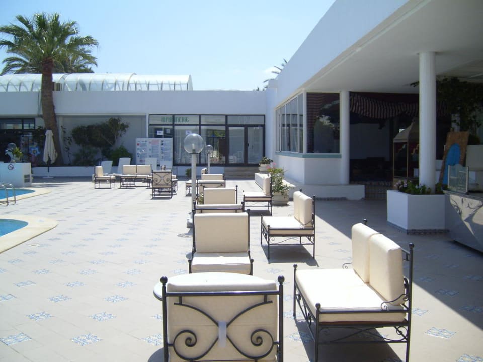 Lounge vor dem Maurischen Café Calimera One Resort Jockey