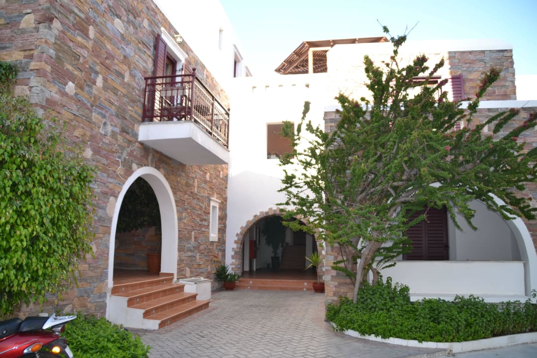 Eingang zu der Anlage Naxos Resort Beach Hotel