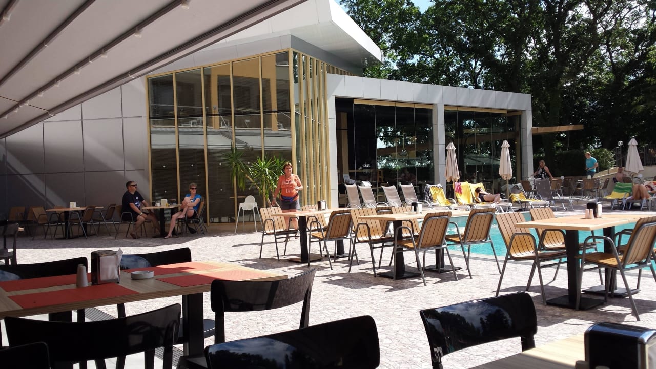 Essbereich draußen mit der Snakbar im Hintergrund HVD Viva Club Hotel