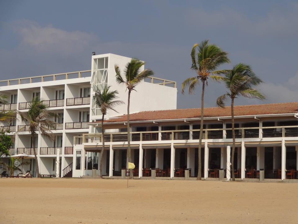 Vom Strand aus unten das Restaurant Hotel Jetwing Sea