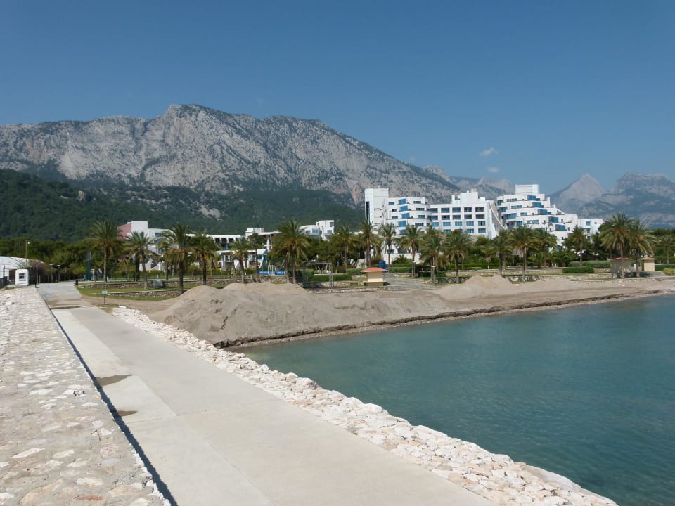 Blick zum Hotel und Taurusgebirge Rixos Sungate