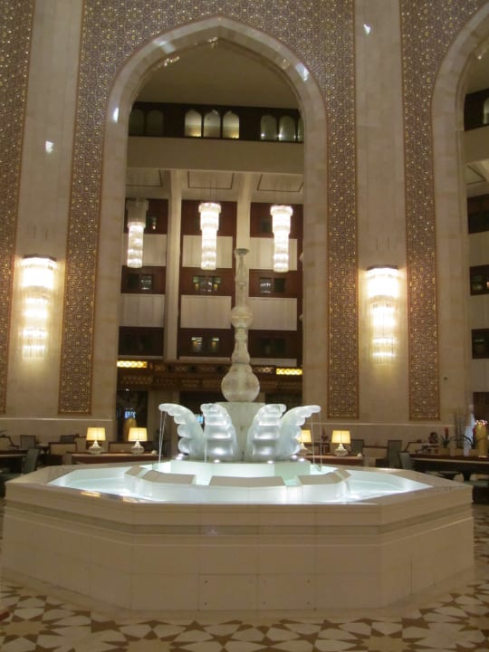 Beeindruckende Lobby Al Bustan Palace - A Ritz-Carlton Hotel