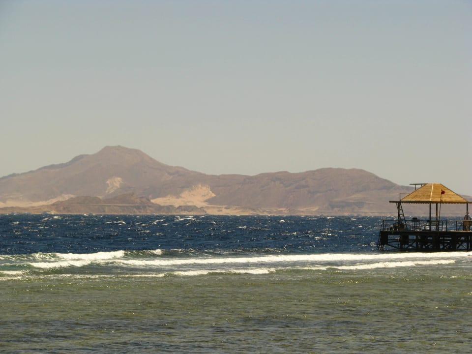 Widok na pomost, morze i wyspę Tiran Sharm Grand Plaza Resort