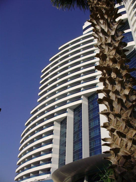 Außenansicht von der Gartenanlage Hotel Le Meridien Al Aqah Beach Resort