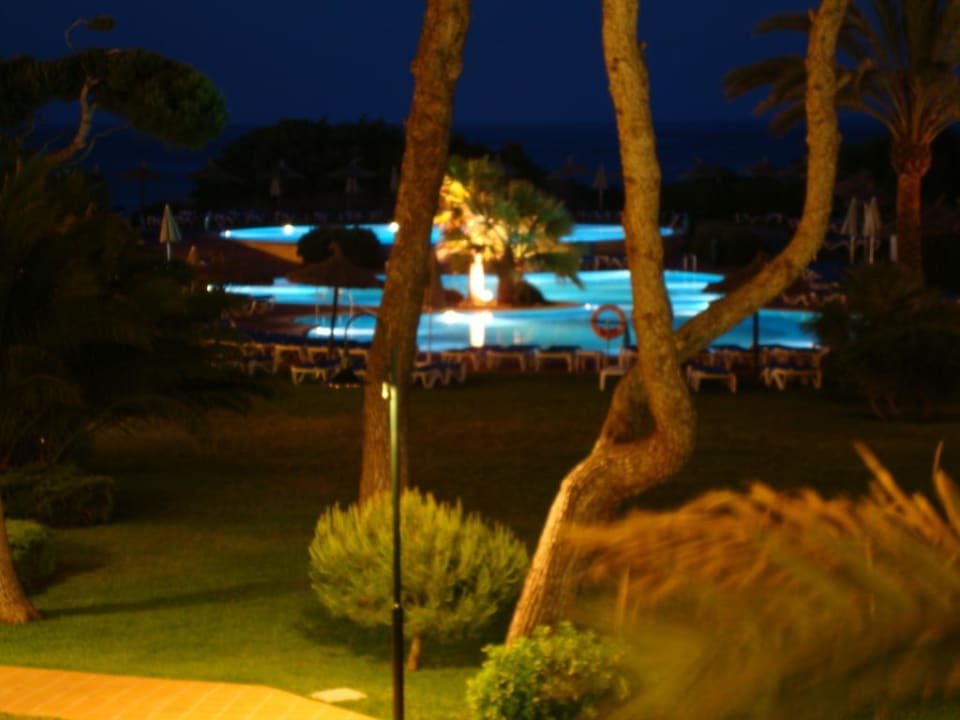 Pools und Hotel bei Nacht Grupotel Natura Playa