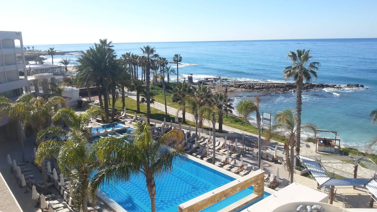 Der Aussenpoolbereich Alexander The Great Beach Hotel