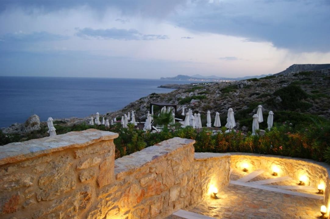 Toll beleuchteter Weg zur Sonnenterrasse des Pools Hotel Kalithea Horizon Royal