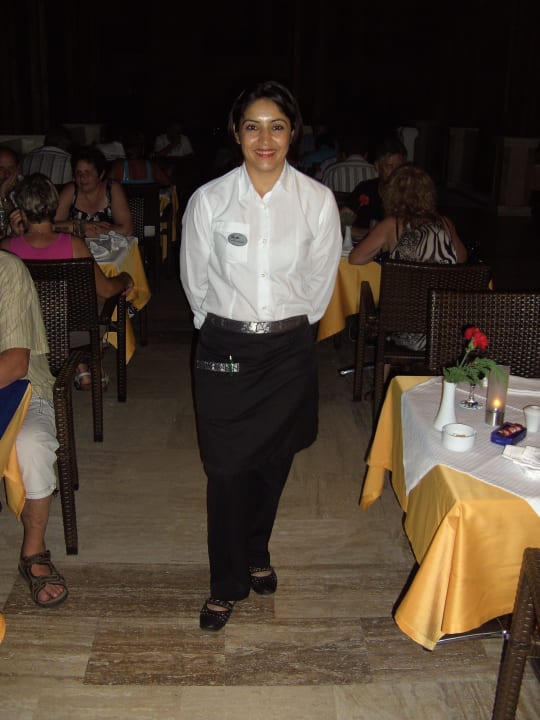 Esra eine der netten Kellnerinnen Royal Atlantis Spa & Resort