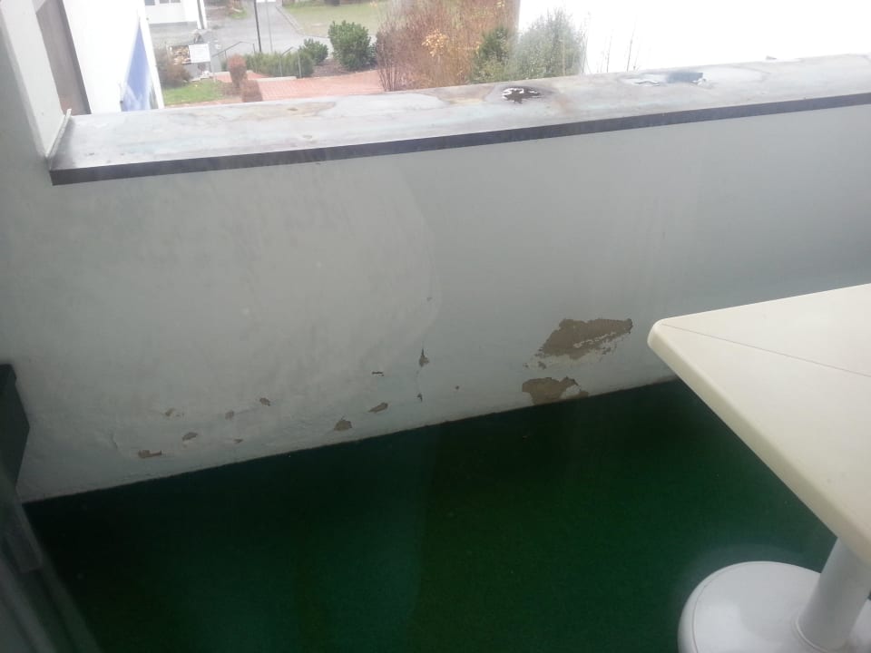 Abblätternder Putz auf dem Balkon Hotel Das Ludwig