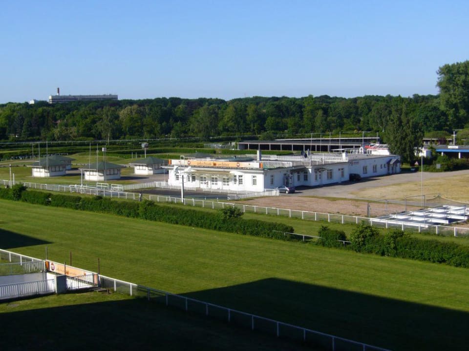 Ausblick Hotelzimmer auf Rennbahn NH Hamburg Horner Rennbahn