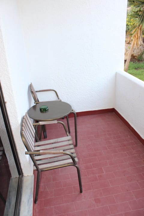Ungemütliche Stühle auf dem Balkon Ladiko Suites