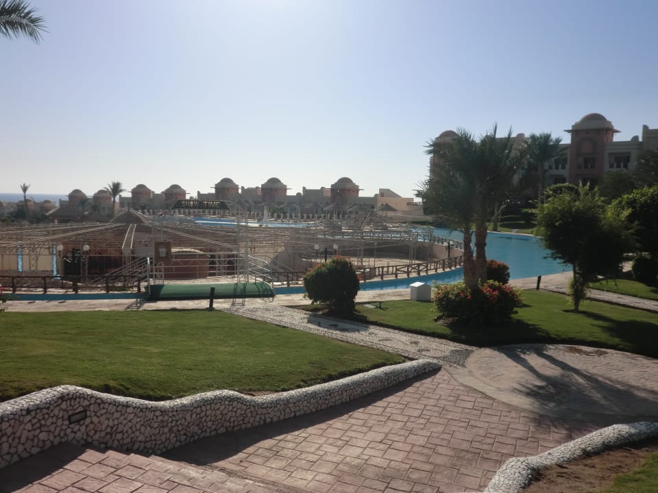 Rechts ein großer Kinderpool, unten die Showarena Serenity Alpha Beach