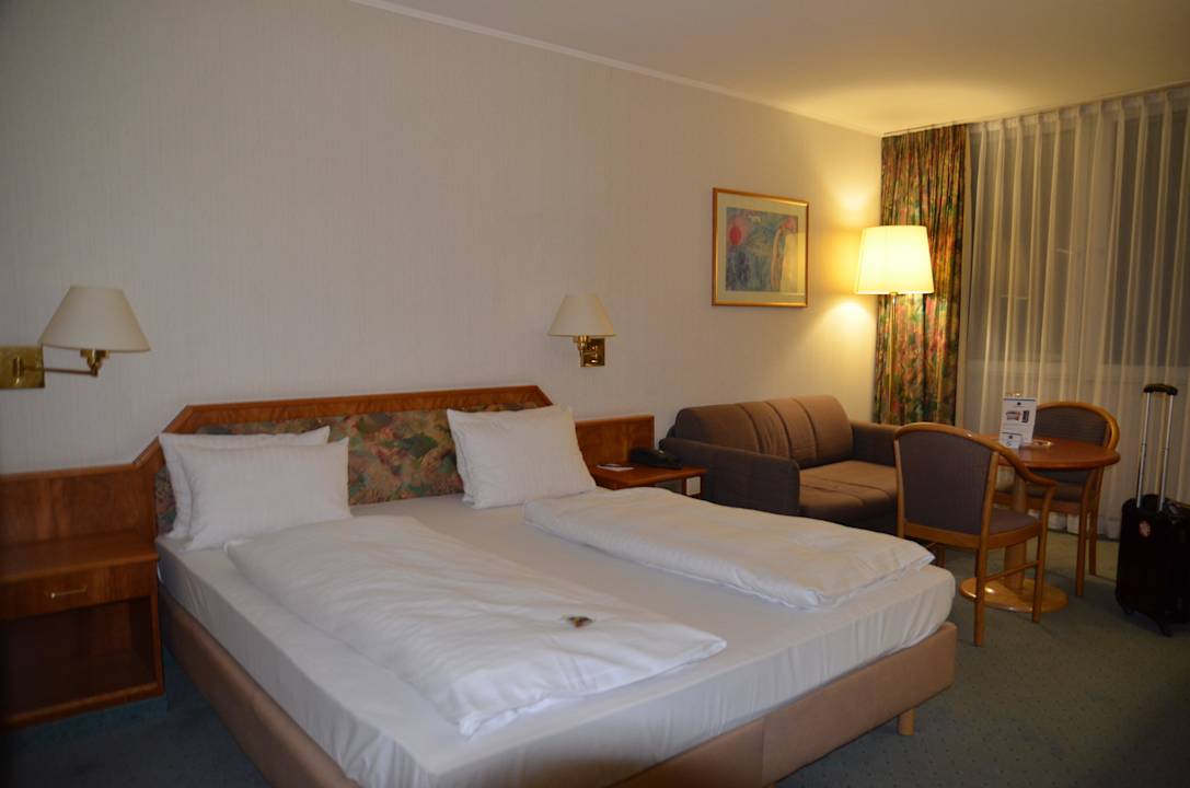 Zimmer - absolut großzügig Leoso Hotel Leverkusen