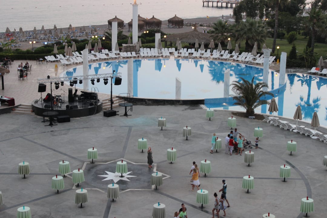 Бассейн и подготовкм к вечерней программе Starlight Resort Hotel