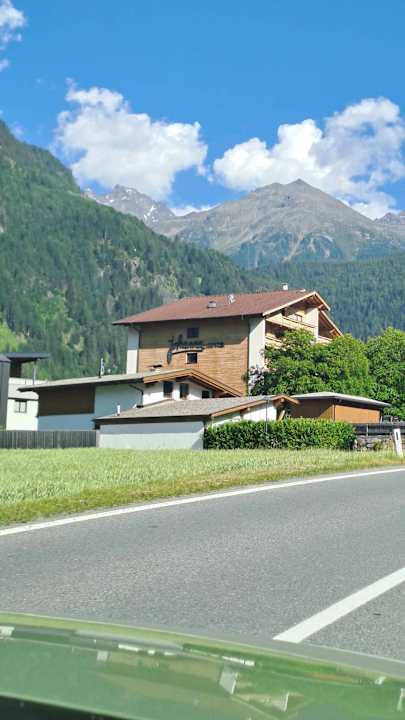 Außenansicht Hotel Johanna mitten im Ötztal