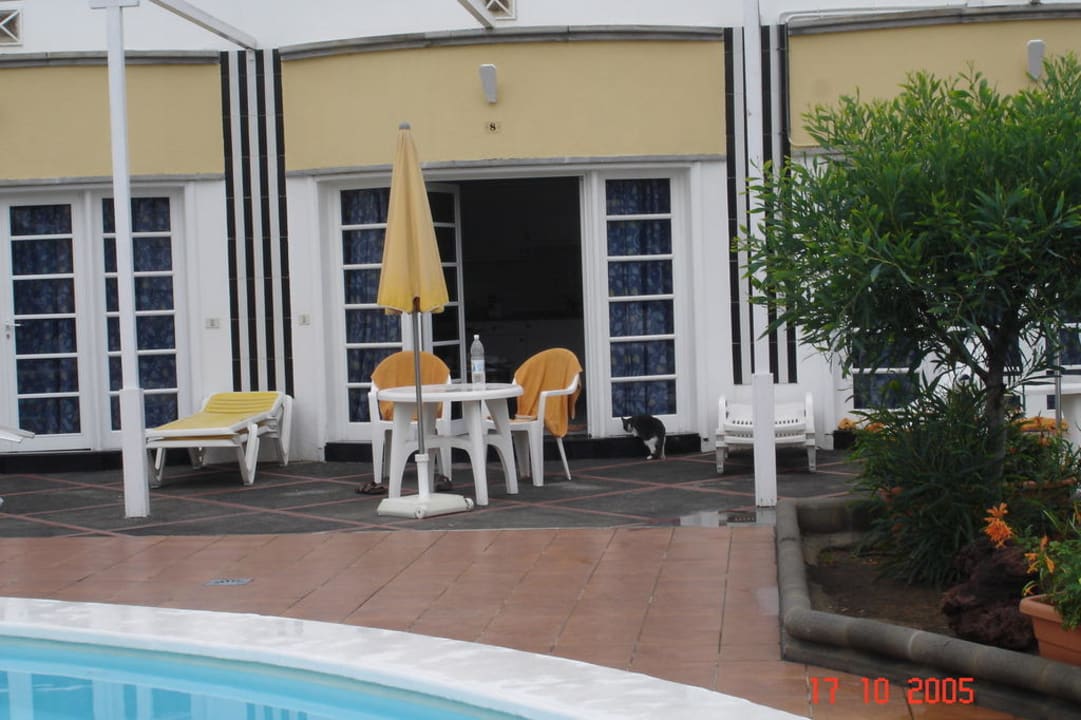 Pool und Sitzmöglichkeiten Hotel Islas Paraiso