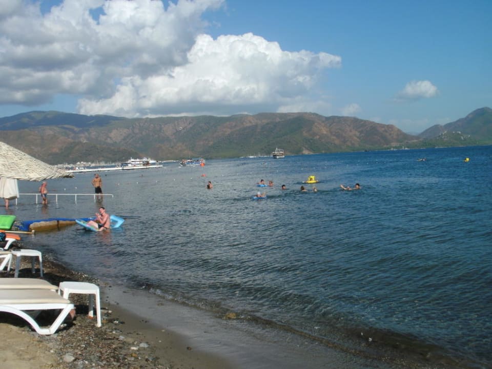 Der schöne Strand Kayamaris Hotel
