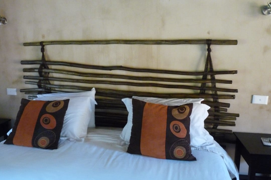 Bettkonstruktion mit viel Naturholz                Hotel AmaZulu Lodge