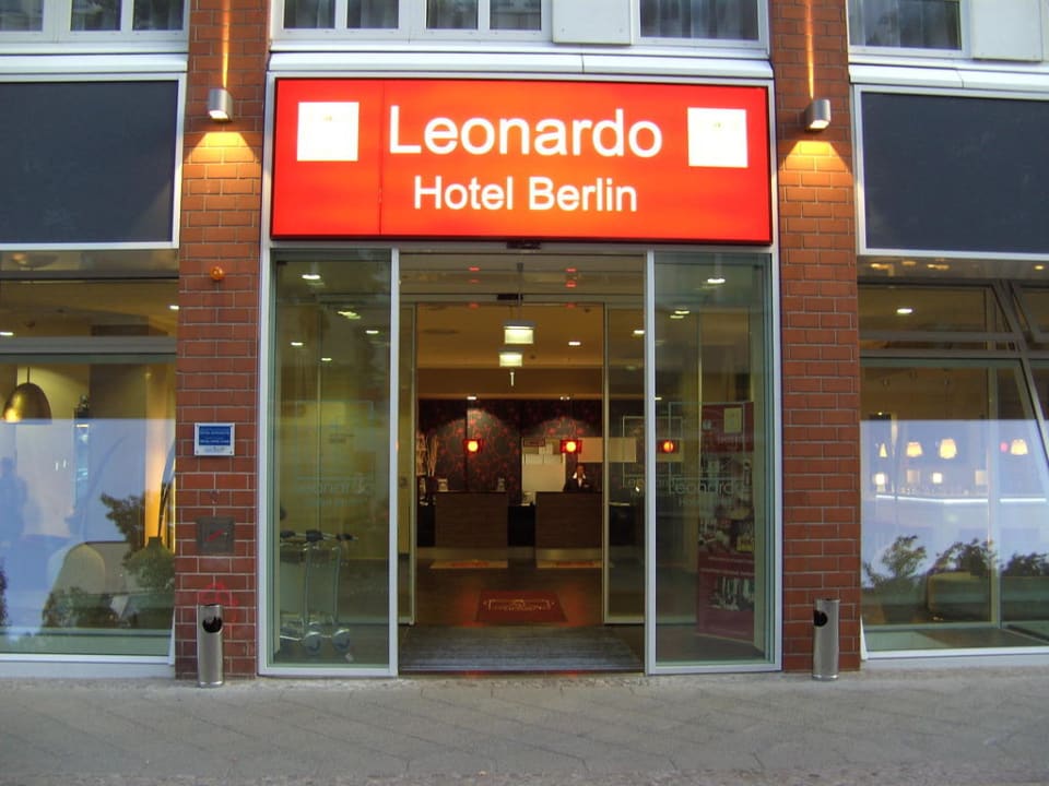 Der Haupteingang Leonardo Hotel Berlin