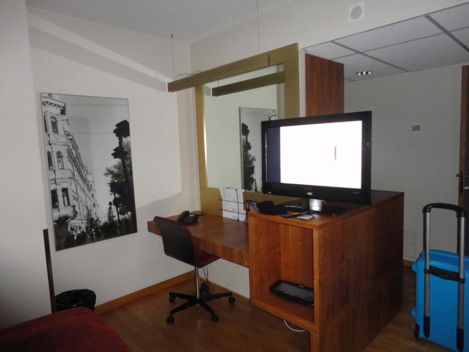 Schreibtischecke mit TV Radisson BLU Hotel Royal Helsinki