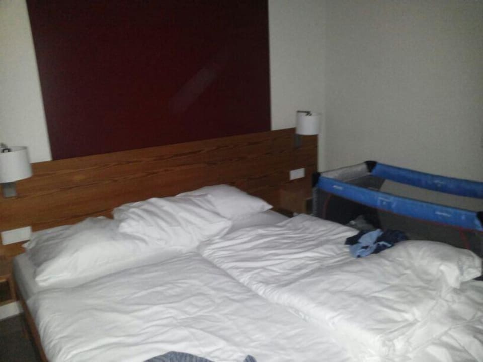 Schlafzimmer mit Kinderbett BEECH Resort Boltenhagen