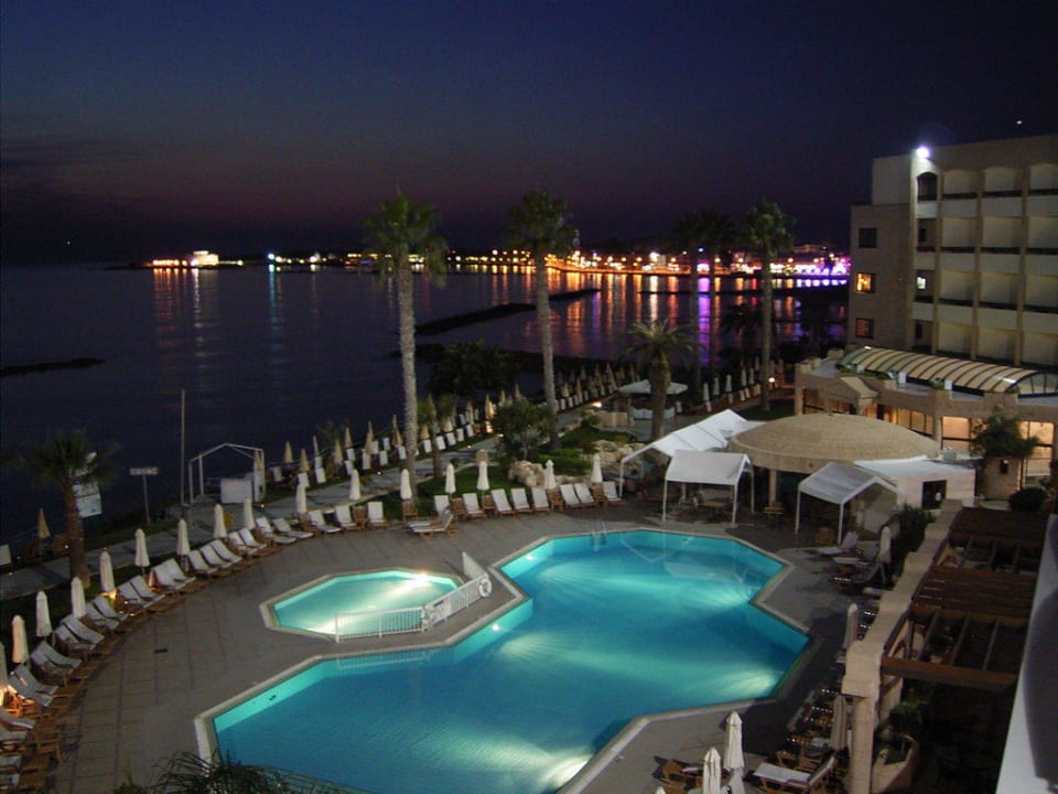 Blick vom Zimmer auf Pool und Hafen Paphos Alexander The Great Beach Hotel