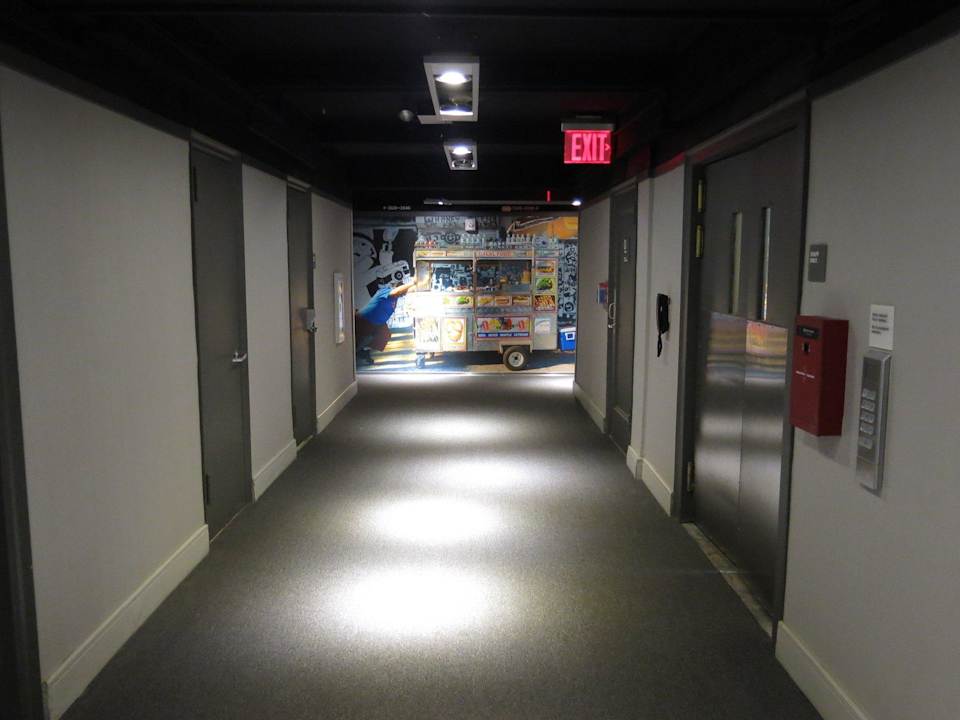 Vor den Fahrstühlen der 25. Etage The Row Hotel NYC