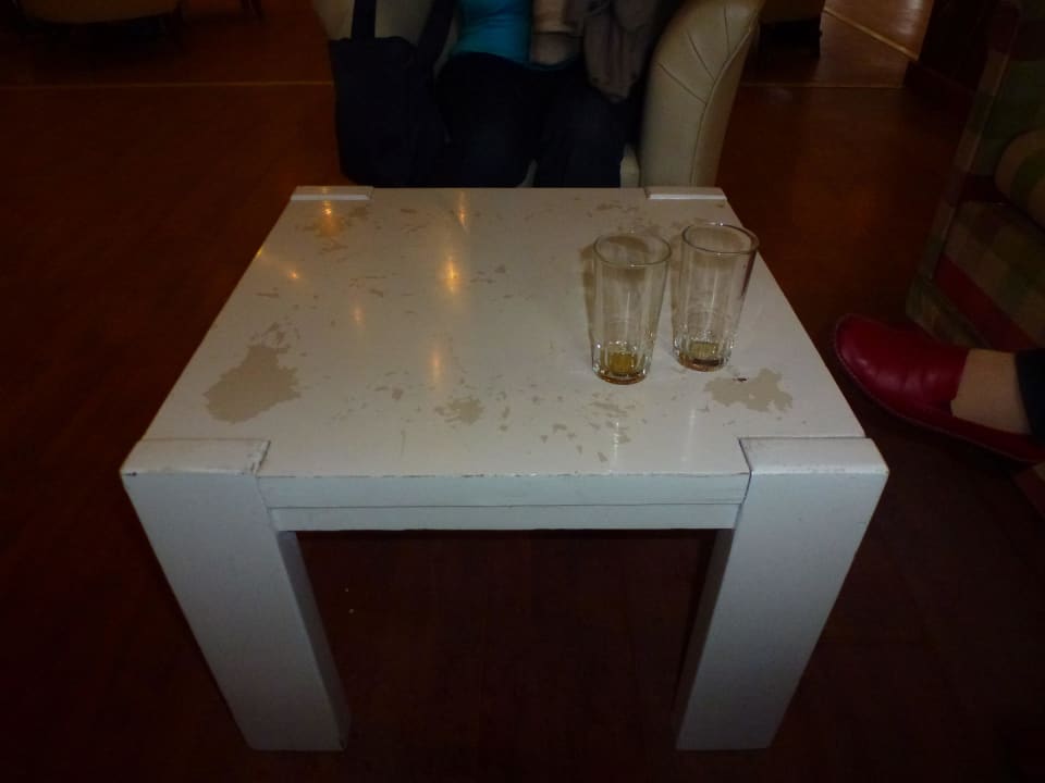 Dieser Tisch hatte auch schon bessere Zeiten Hotel Aphrodite Beach Club