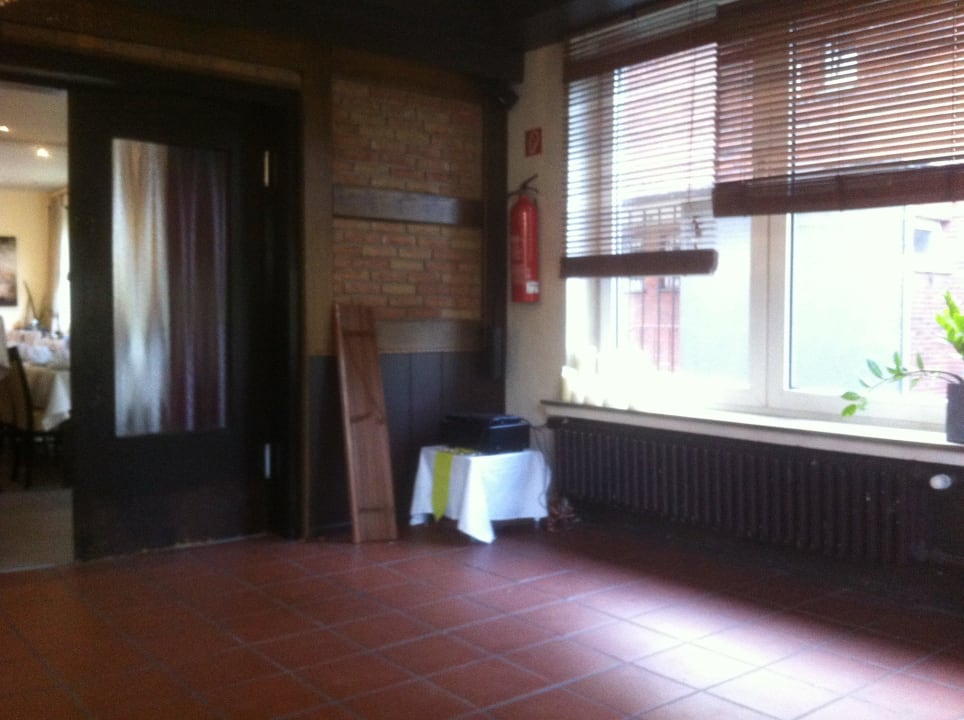 Jeden Tag stand dieses Rollo wo anders Hotel Akazienhof