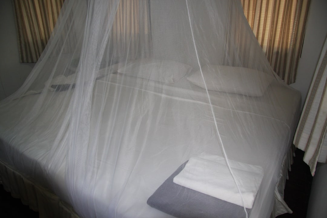 Bett mit Moskitonetz Long Bay Resort Koh Phangan