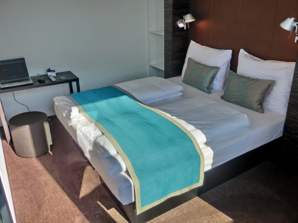 Bett in Nachmittagssonne Motel One Salzburg-Mirabell
