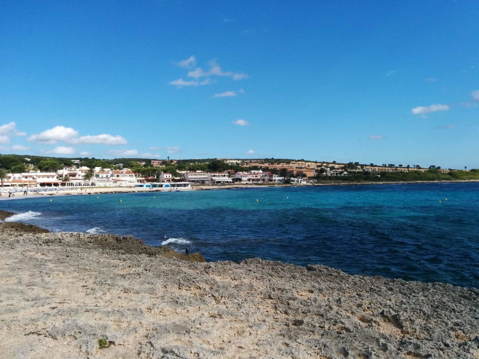Blick auf den Hotelstrand und das Hotel TUI KIDS CLUB Punta Prima