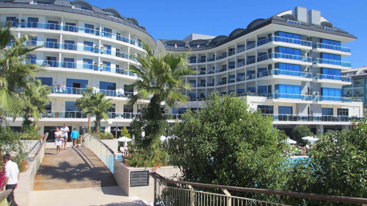 Aus Richtung Promenade Commodore Elite Suites & Spa - Adults only