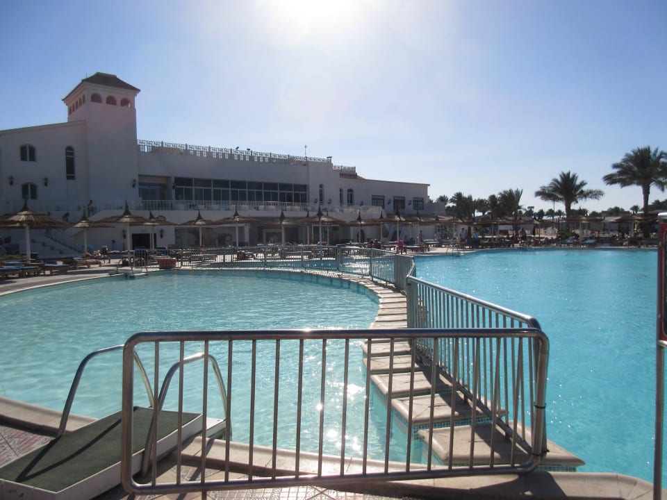Hauptpool vor der Rezeption Pickalbatros Dana Beach Resort - Hurghada