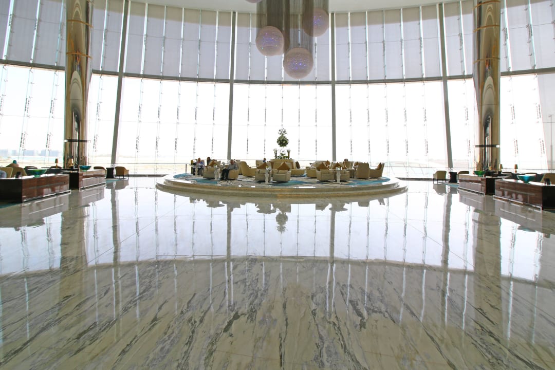 Blick in den grossen Lobbybereich Conrad Abu Dhabi Etihad Towers