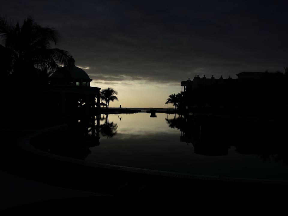 Infinitypool bei abendlicher Dämmerung JOIA Paraiso by Iberostar